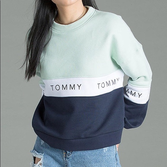 Tommy Hilfiger Tops - Tommy Hilfiger Sweatshirt